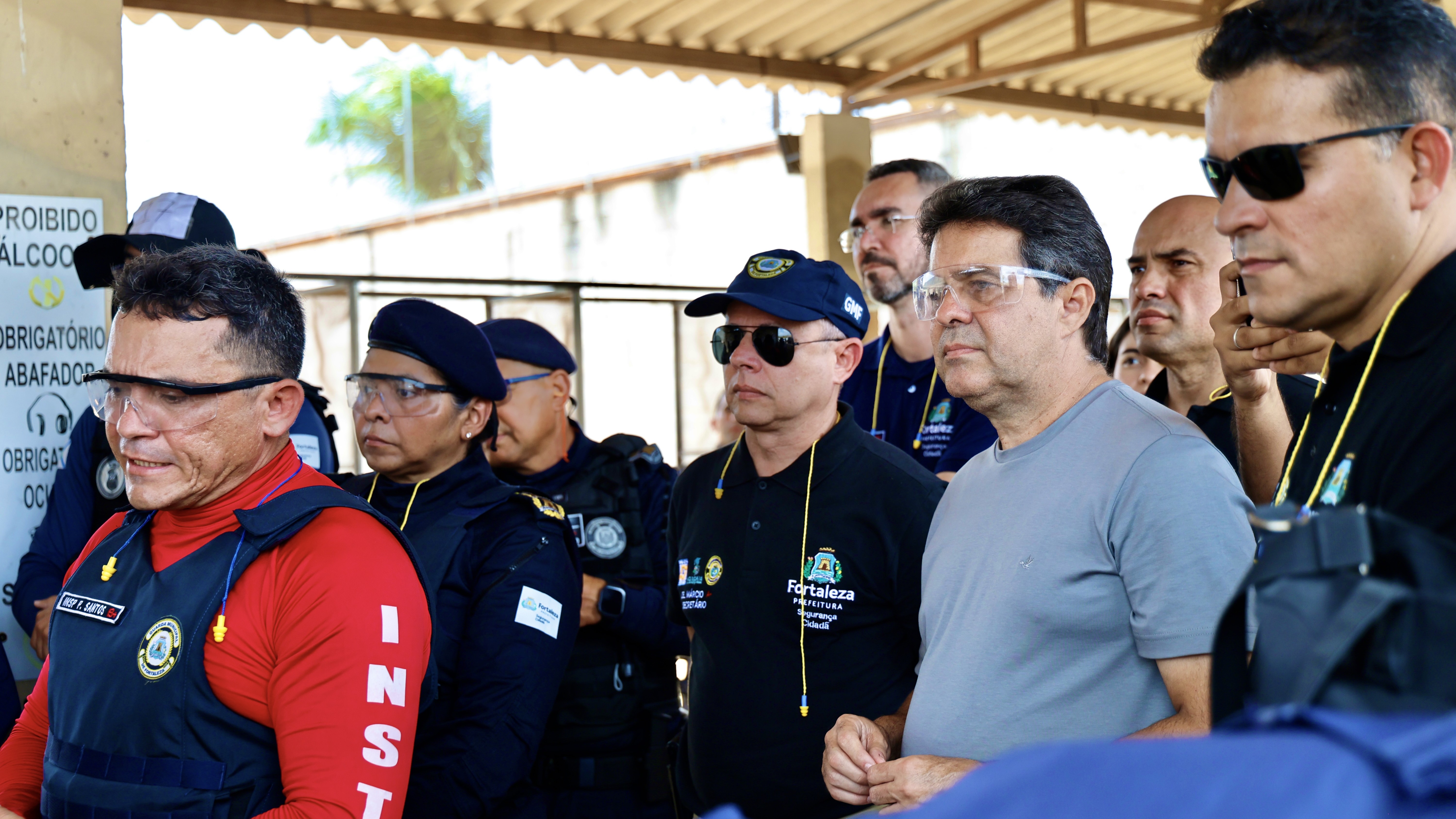 grupo de pessoas posa para a foto